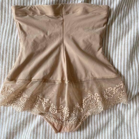 DKNY lace shape wear - Picture 3 of 4